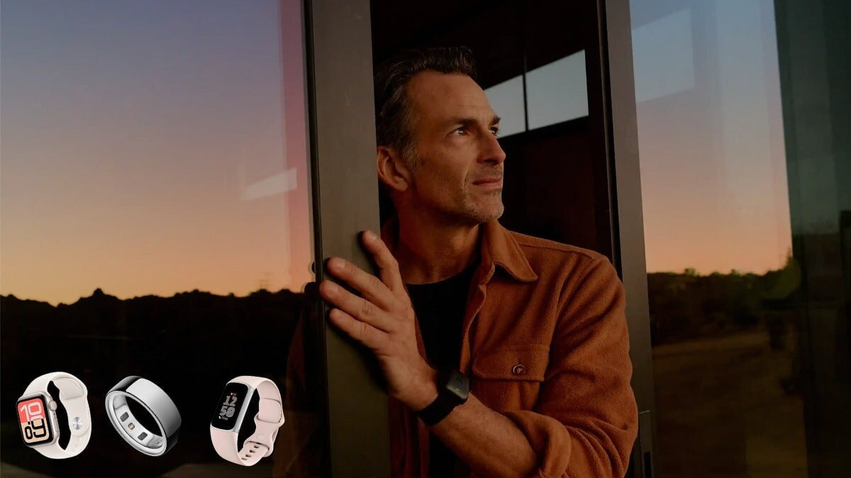 Homme regardant le coucher de soleil, portant une montre connectée Whoop