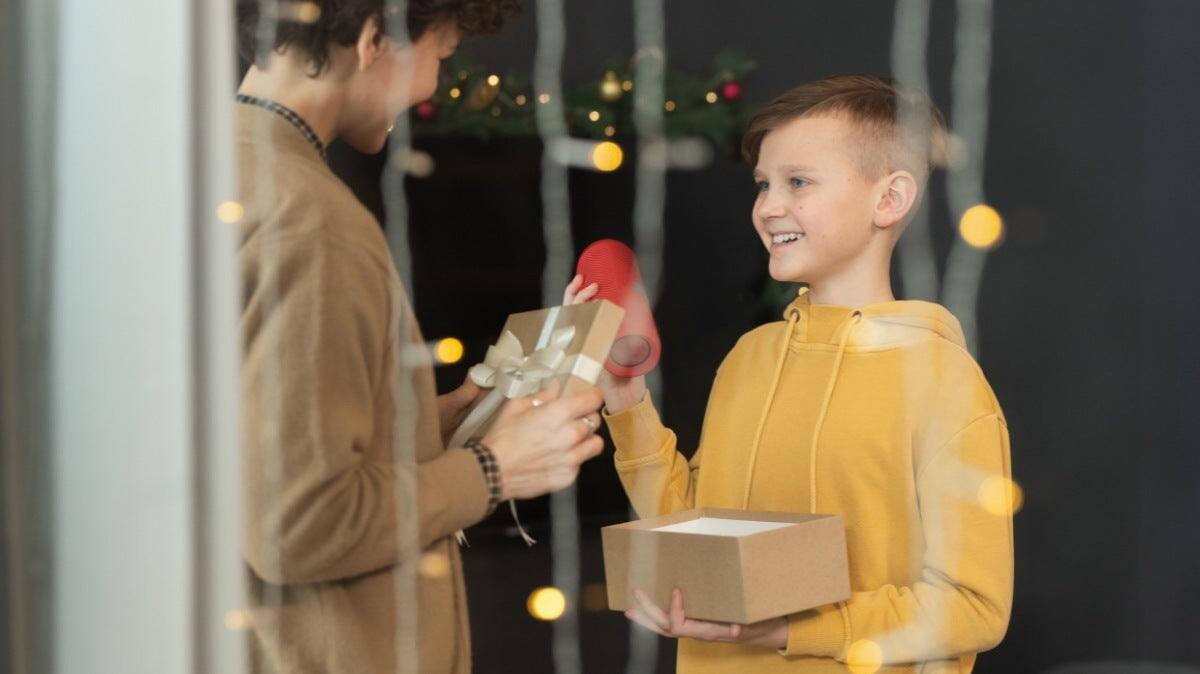 Un garçon reçoit un haut-parleur Bluetooth en cadeau
