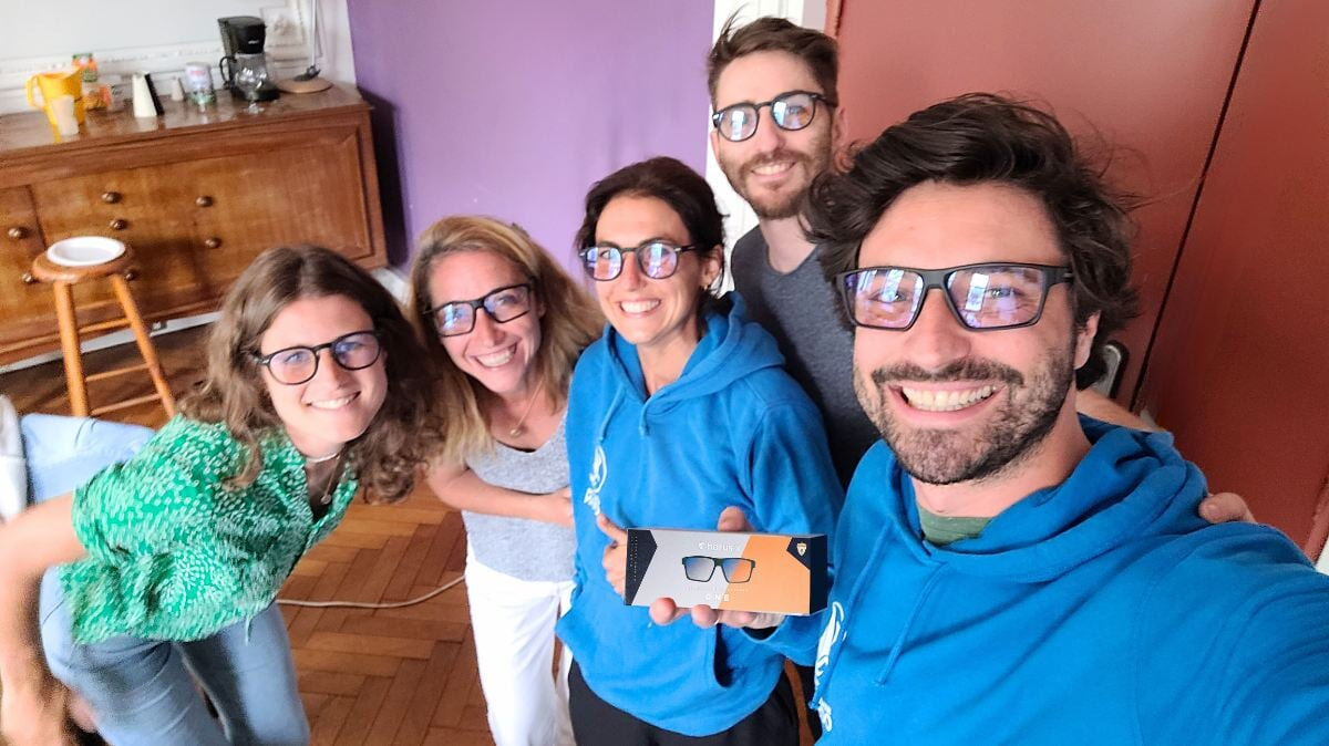 deux hommes et 3 femmes portant des lunettes horus x Biobased et tenant une boîte de lunettes horus x