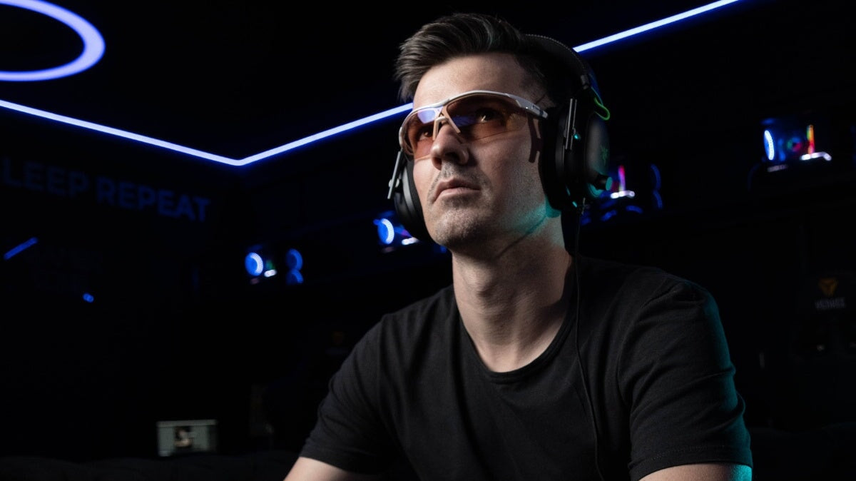 homme portant des lunettes de jeu Horus X avec un casque pendant qu'il joue
