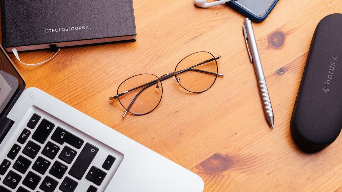 lunettes horus x sur table avec son étui