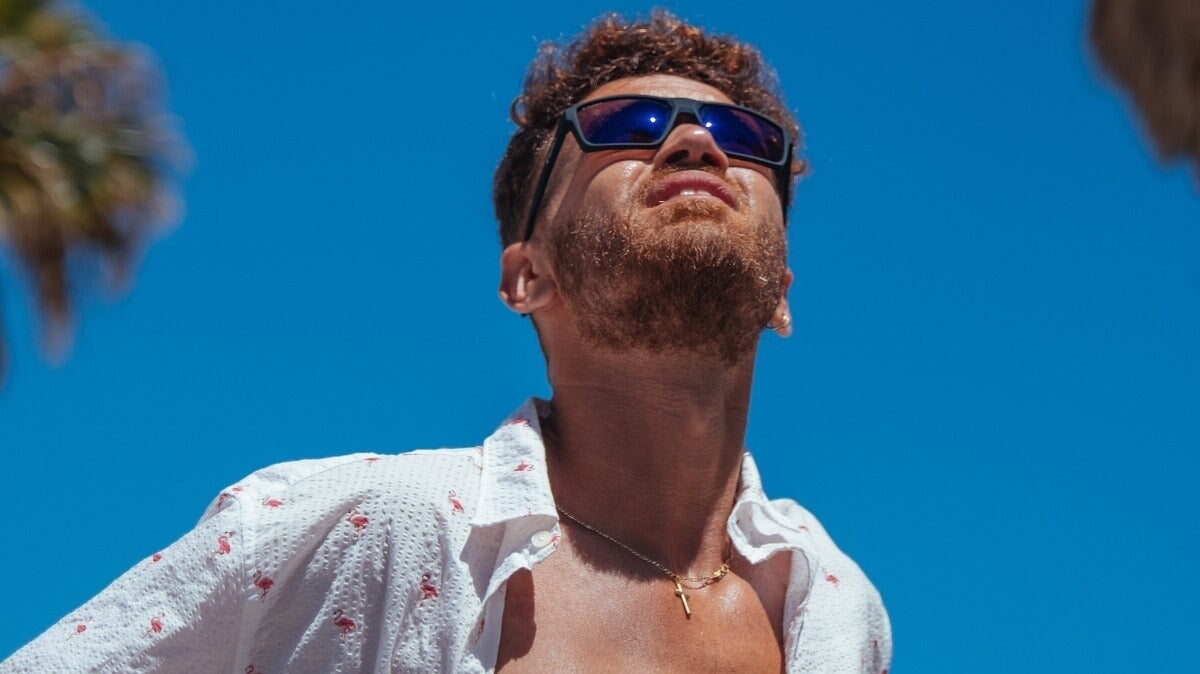 un homme portant des lunettes Horus X