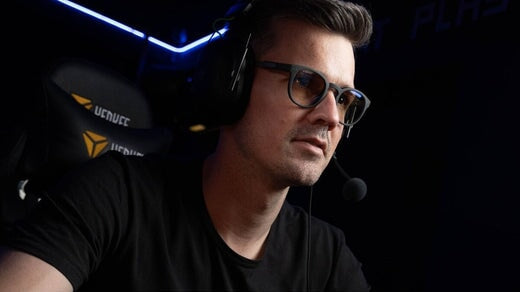 un homme portant des lunettes bleues anti-lumière Horus X