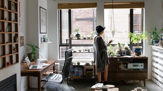 une femme debout dans son bureau à domicile