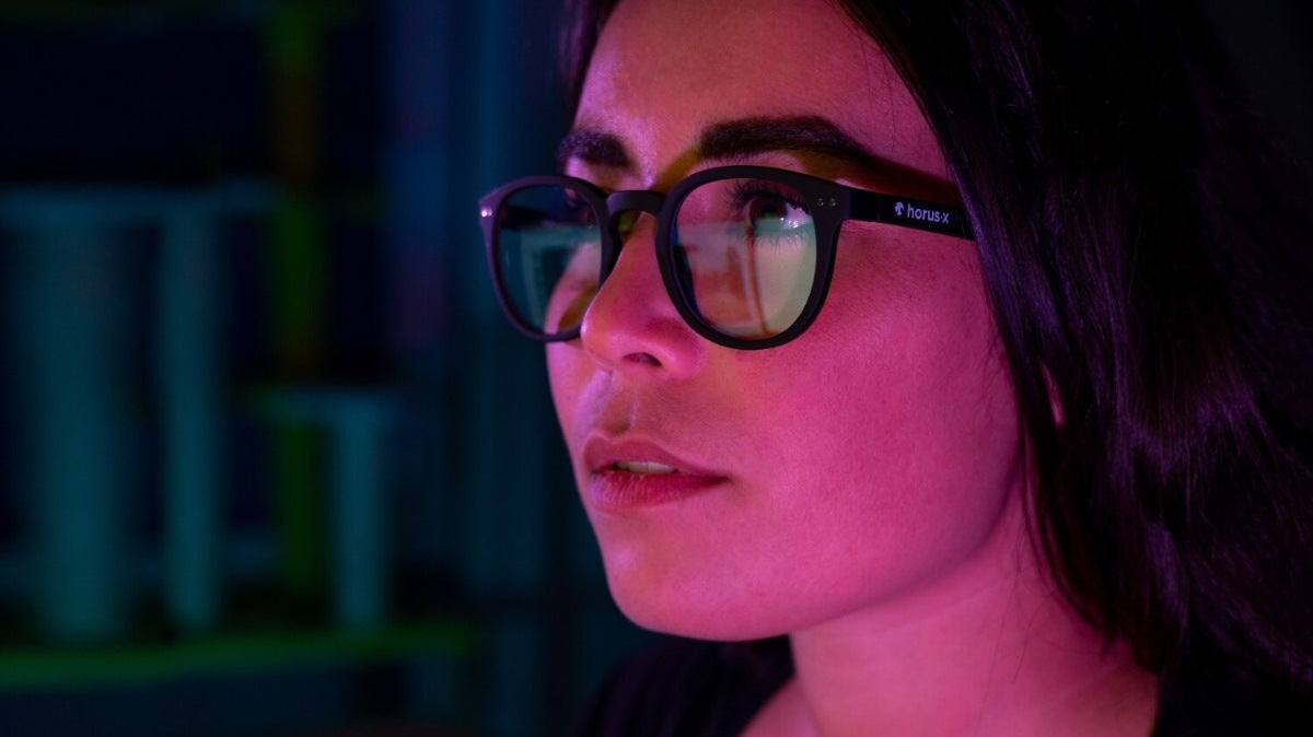 une femme portant des lunettes Horus X