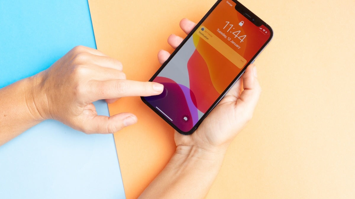 une femme utilisant son téléphone