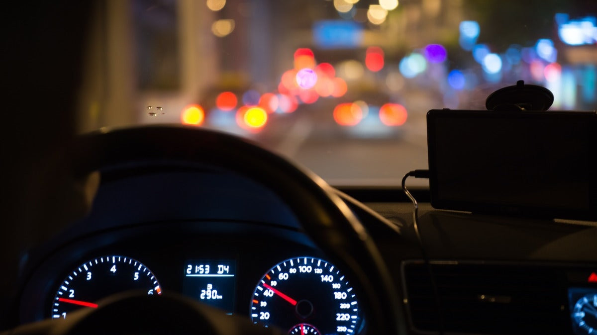 une voiture dans la rue la nuit