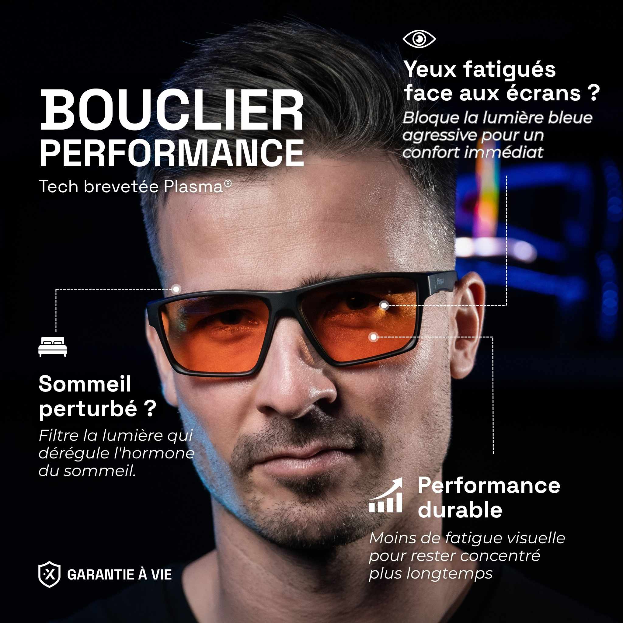 Giovane uomo che indossa occhiali da gaming Horus X One con lenti ambrate su sfondo nero con descrizione dei benefici del prodotto (occhi riposati, sonno migliorato, prestazioni durature)