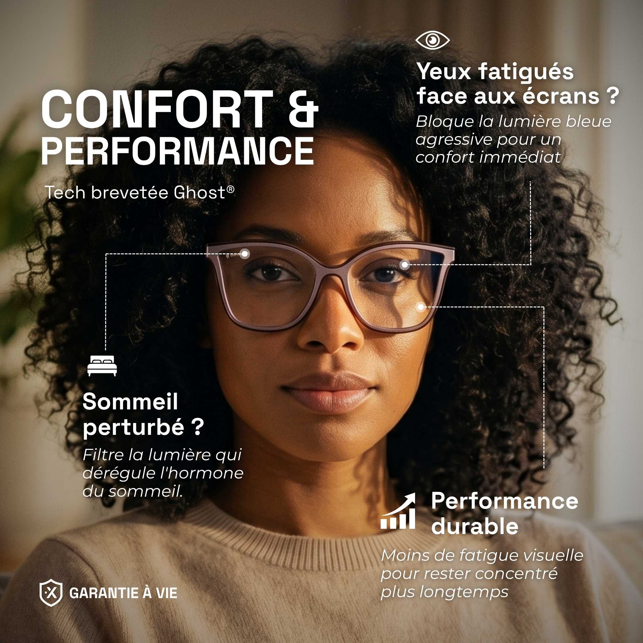 Donna con capelli ricci che indossa gli occhiali anti luce blu Milano su sfondo tenue. Benefici del prodotto in testo: Comfort e prestazioni, blocca la luce blu aggressiva per occhi meno stanchi e un sonno migliore.