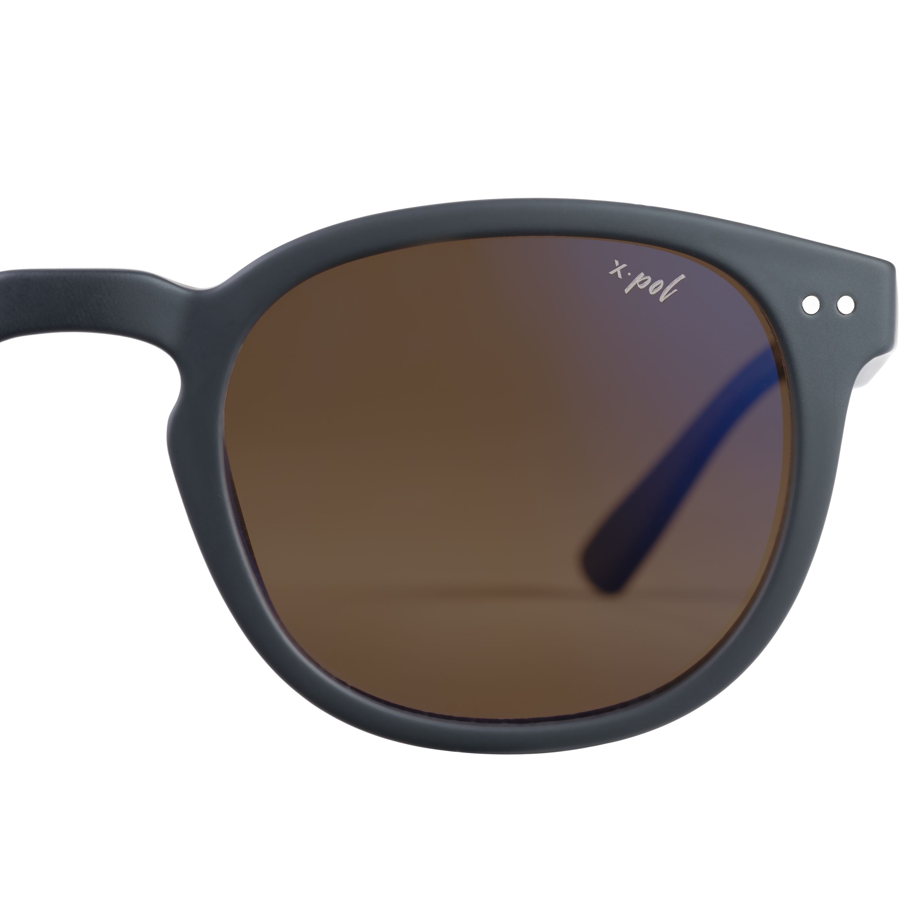 Zoom sur le verre gauche des Urban Sun lunettes solaires polarisées avec gravure laser visible du logo x-pol