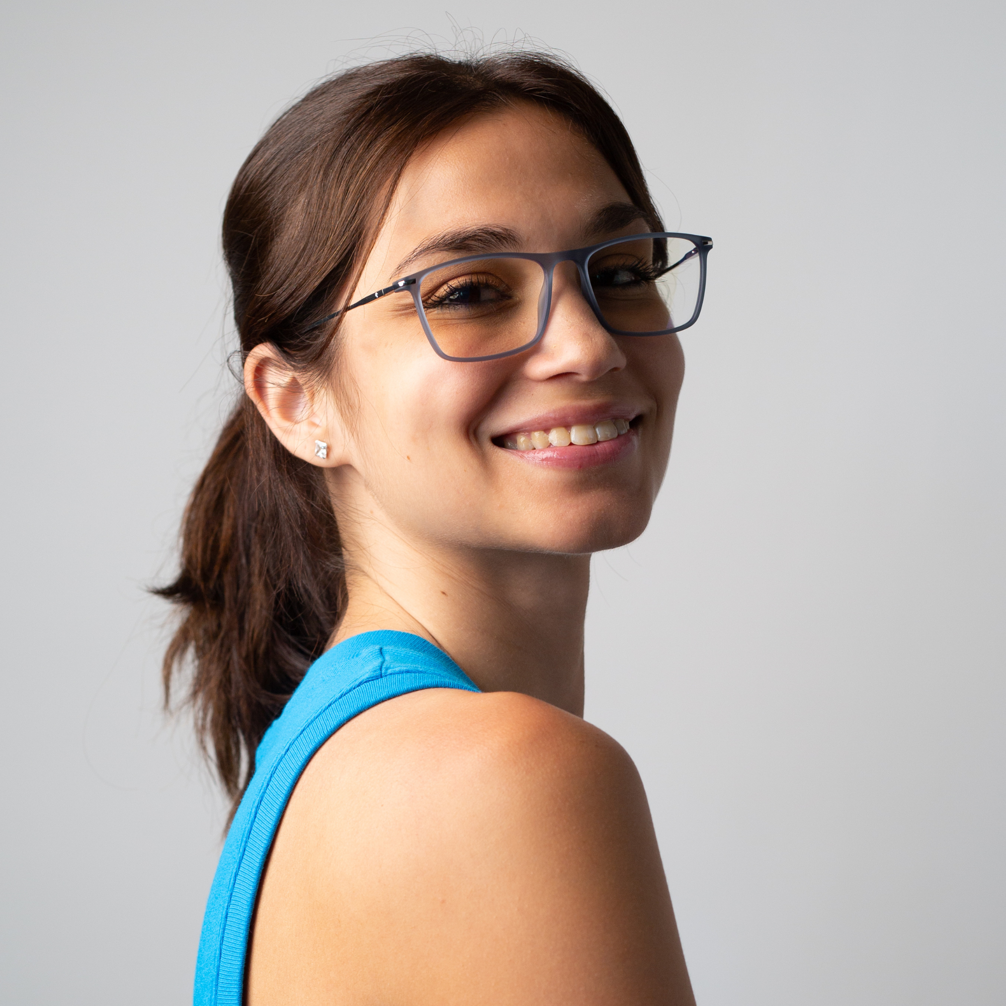 lunettes anti lumière bleue Roma blue sur le nez de Rebecca