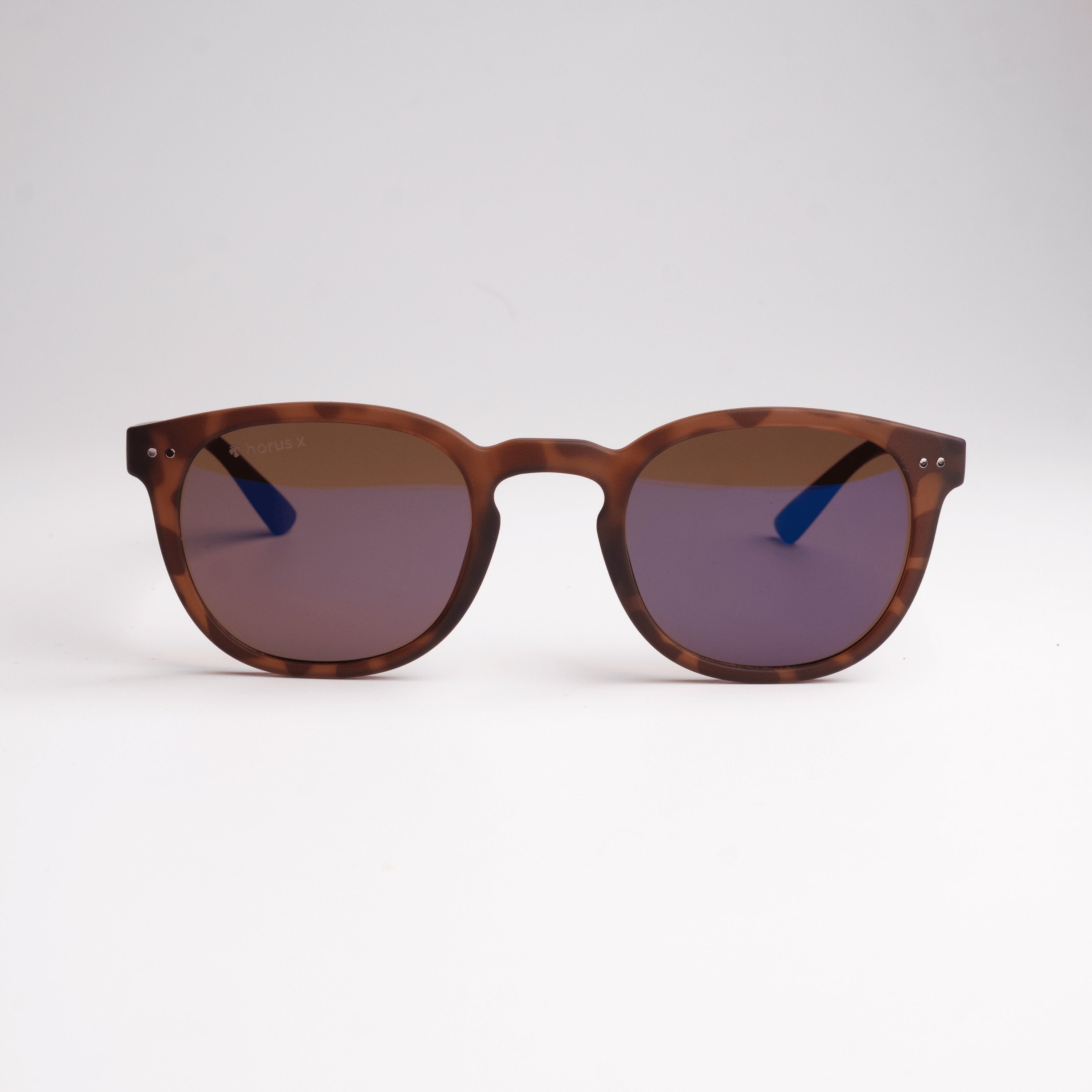 Lunettes de soleil retro Stockholm anti lumière bleue de couleur marron tortoise sur fond blanc, de face
