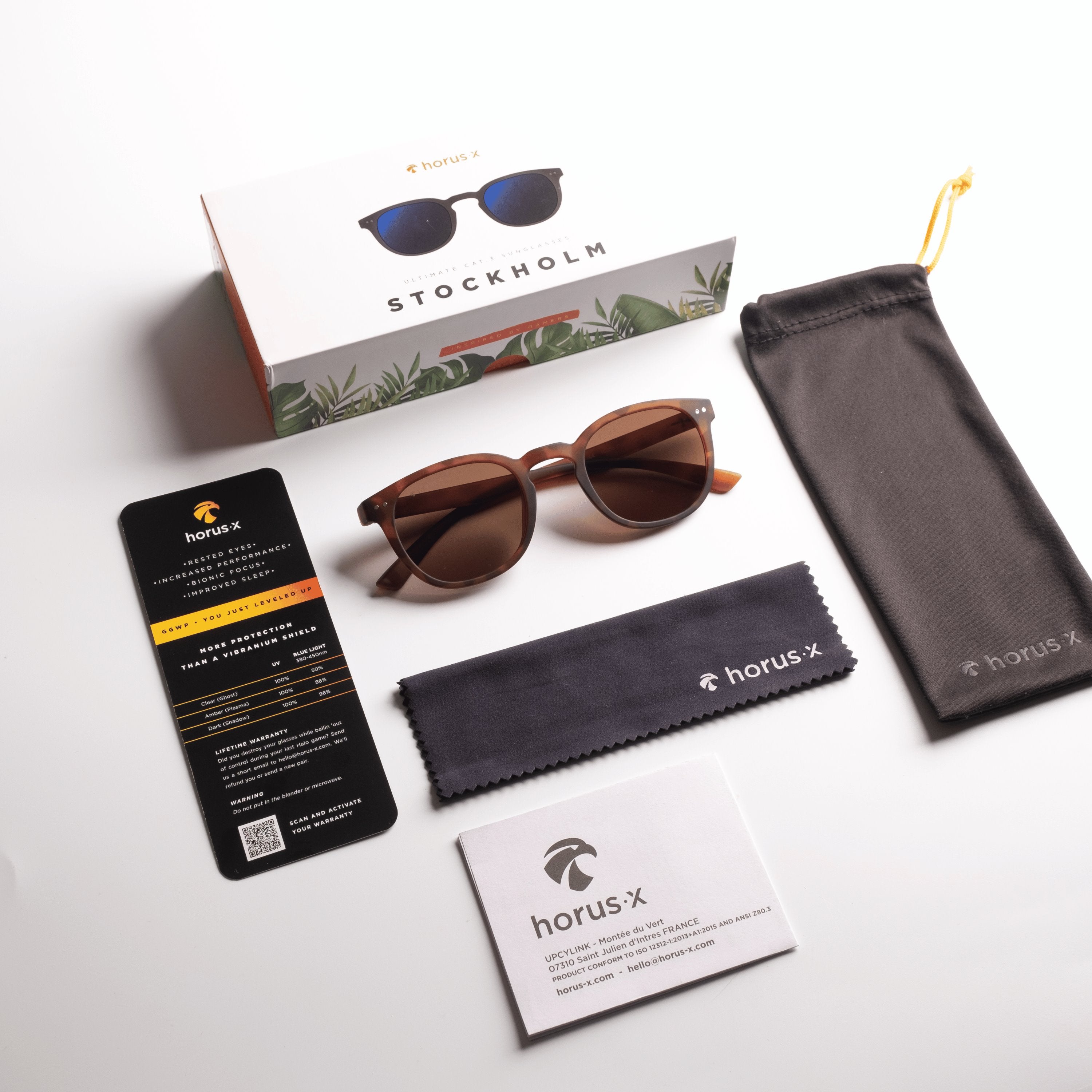 Lunettes de soleil Stockholm marron sur fond blanc avec leur packaging complet, boite, chiffon microfibre, carte marketing et notice