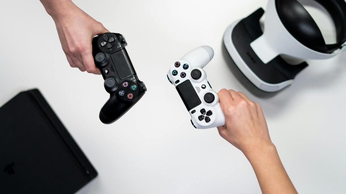 Personne Tenant Une Manette De Jeu Xbox One Blanche Et Noire