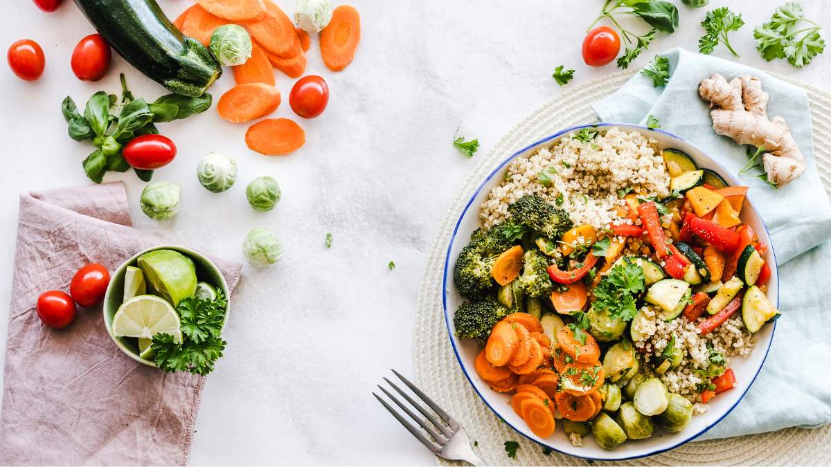 Photographie à plat d'une salade de légumes sur une assiette