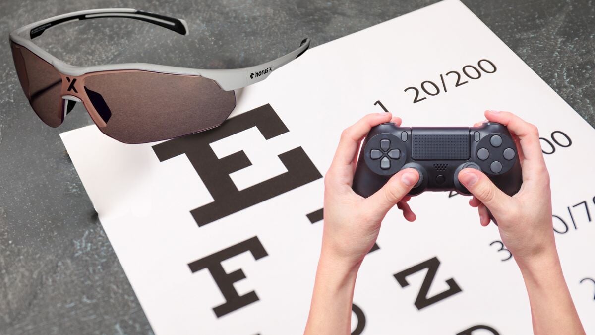 Une illustration montrant une paire de lunettes Horus X et une manette de jeu, avec en arrière-plan un tableau de test de la vue