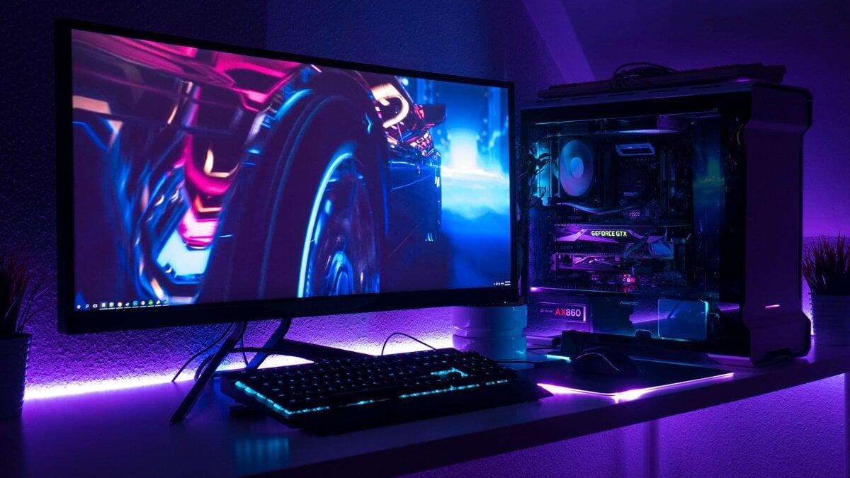 salle de jeux avec lumières et système informatique dans une pièce sombre