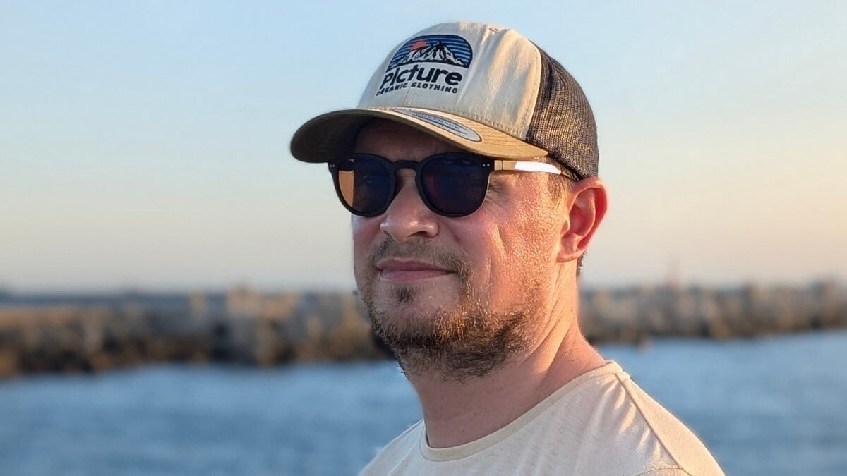 un homme portant des lunettes anti-lumière bleue Horus X