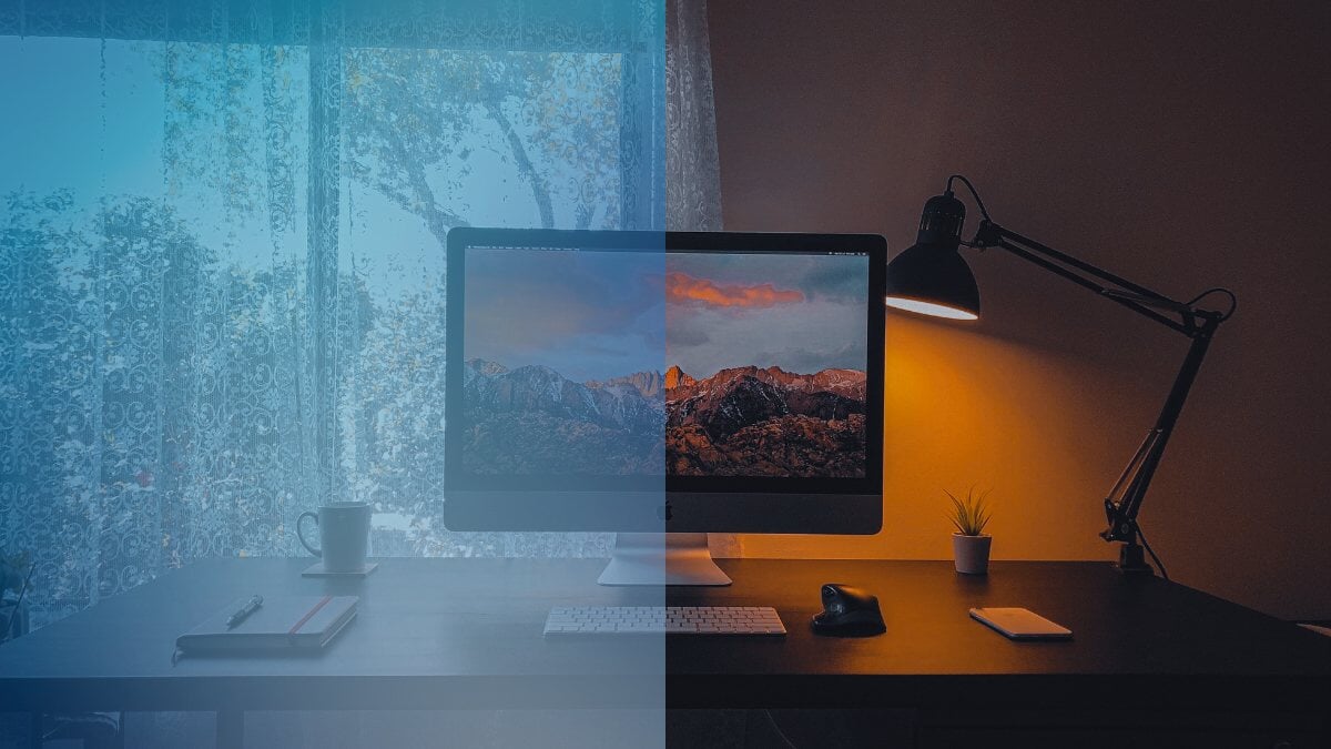 un ordinateur avec des montagnes à l'écran dans une pièce sombre