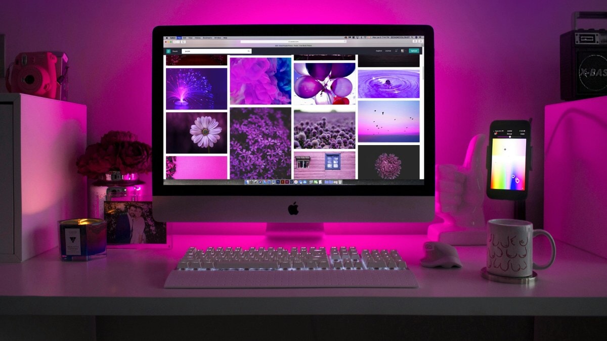 un ordinateur et un clavier sur la table