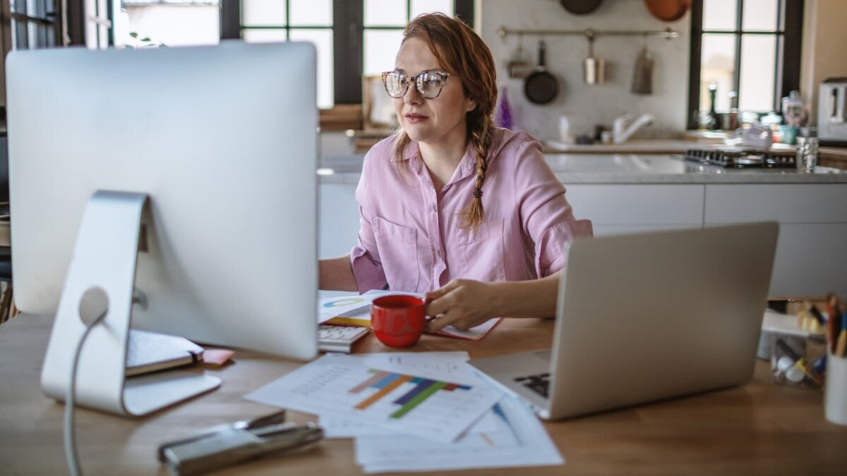 une femme travaillant à domicile devant son ordinateur portable