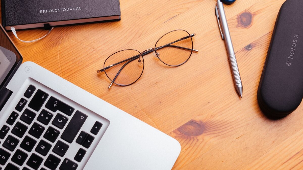 une paire de lunettes Horus X sur un poste de travail
