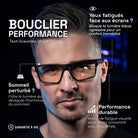 Giovane uomo che indossa occhiali da gaming Horus X One con lenti chiare su sfondo nero con descrizione dei benefici del prodotto (occhi riposati, sonno migliorato, prestazioni durature)
