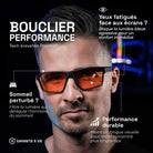 Giovane uomo che indossa occhiali da gaming Horus X One con lenti ambrate su sfondo nero con descrizione dei benefici del prodotto (occhi riposati, sonno migliorato, prestazioni durature)
