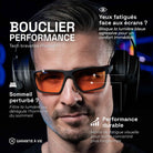 Paul indossa gli occhiali da gaming One Revo con lente ambrata sotto un paio di cuffie. Testo: Scudo di performance, blocca la luce blu per un miglior comfort e sonno. Garanzia a vita.