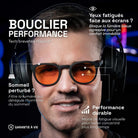 Matthieu indossa gli occhiali da gaming Urban Revo con lente ambrata sotto una cuffia. Testo: Scudo di performance, blocca la luce blu per un miglior comfort e sonno. Garanzia a vita.