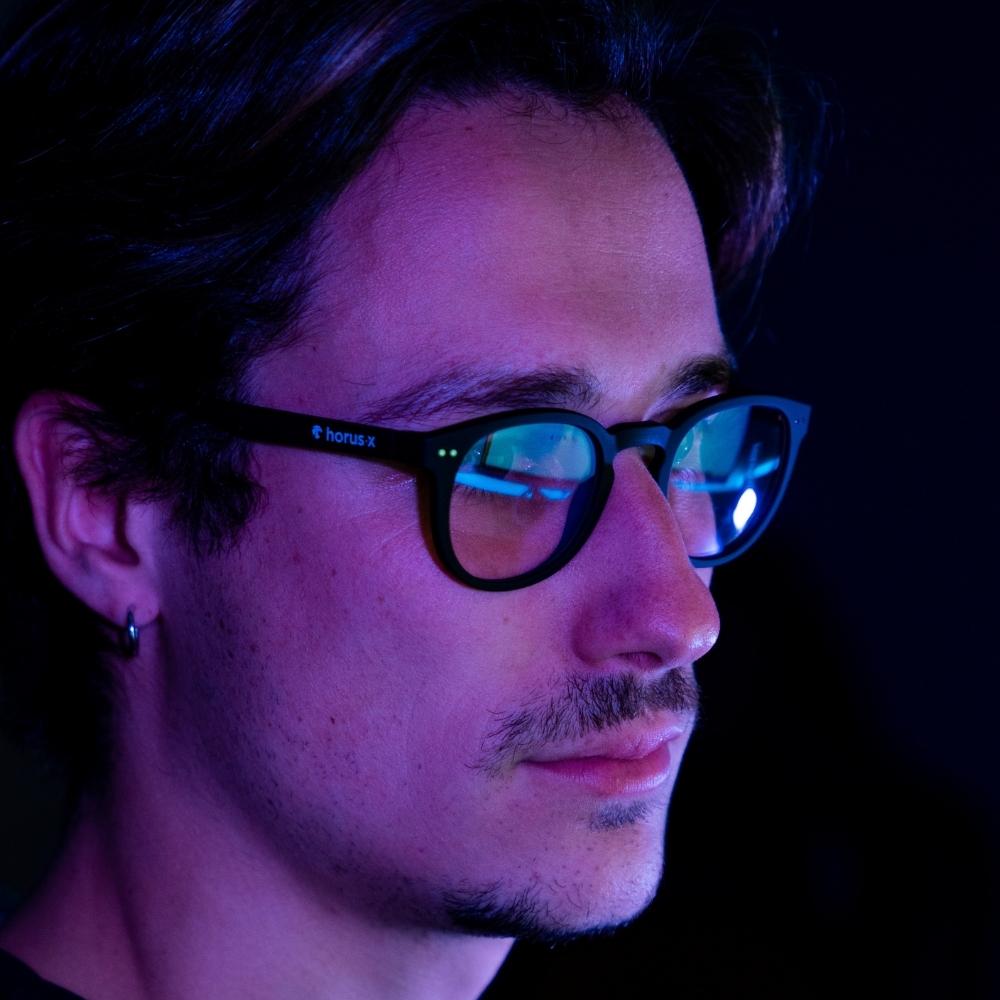 Gamer qui porte les lunettes gaming ronde Urban
