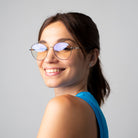 Portrait d'une femme qui porte les lunettes anti lumière bleue rondes en métal argenté Ushuaia. 