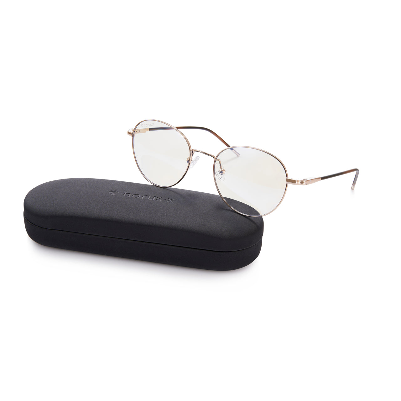 Lunettes anti lumière bleue rondes aux branches marrons, en métal doré, de 3/4 sur fond blanc sur leur étui solide arrondi. 